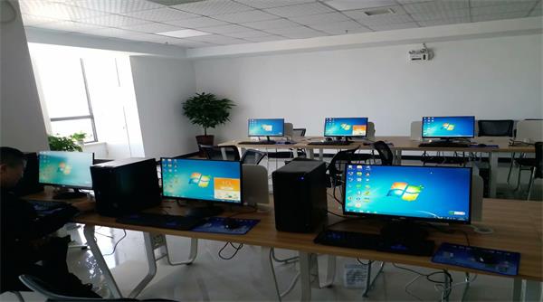 辦公室大批電腦